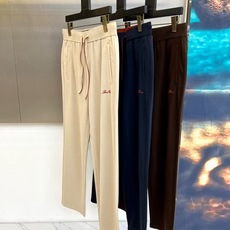 Loro Piana诺悠翩雅、2026春夏新品休闲裤,以简约高级色为主调,融合运动与轻奢风格,打造都市日 Loro Piana诺悠翩雅、2026春夏新品休闲裤,以简约高级色为主调,融合运动与轻奢风格,打造都市日