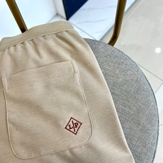 Loro Piana诺悠翩雅、2026春夏新品休闲裤,以简约高级色为主调,融合运动与轻奢风格,打造都市日 Loro Piana诺悠翩雅、2026春夏新品休闲裤,以简约高级色为主调,融合运动与轻奢风格,打造都市日