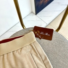 Loro Piana诺悠翩雅、2026春夏新品休闲裤,以简约高级色为主调,融合运动与轻奢风格,打造都市日 Loro Piana诺悠翩雅、2026春夏新品休闲裤,以简约高级色为主调,融合运动与轻奢风格,打造都市日