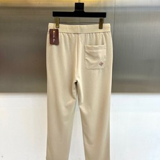 Loro Piana诺悠翩雅、2026春夏新品休闲裤,以简约高级色为主调,融合运动与轻奢风格,打造都市日 Loro Piana诺悠翩雅、2026春夏新品休闲裤,以简约高级色为主调,融合运动与轻奢风格,打造都市日