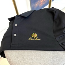 Loro Piana诺悠翩雅、2026春夏新品Polo衫,诠释经典休闲商务风范。采用100%棉面料,触感 Loro Piana诺悠翩雅、2026春夏新品Polo衫,诠释经典休闲商务风范。采用100%棉面料,触感
