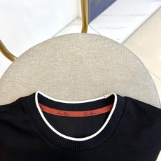 Loro Piana诺悠翩雅、2026春夏新品短袖T恤,色调尽显清新高级感。圆领设计搭配领口、袖口的撞色 Loro Piana诺悠翩雅、2026春夏新品短袖T恤,色调尽显清新高级感。圆领设计搭配领口、袖口的撞色