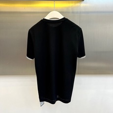 Loro Piana诺悠翩雅、2026春夏新品短袖T恤,色调尽显清新高级感。圆领设计搭配领口、袖口的撞色 Loro Piana诺悠翩雅、2026春夏新品短袖T恤,色调尽显清新高级感。圆领设计搭配领口、袖口的撞色