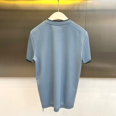 Loro Piana诺悠翩雅、2026春夏新品短袖T恤,色调尽显清新高级感。圆领设计搭配领口、袖口的撞色 Loro Piana诺悠翩雅、2026春夏新品短袖T恤,色调尽显清新高级感。圆领设计搭配领口、袖口的撞色