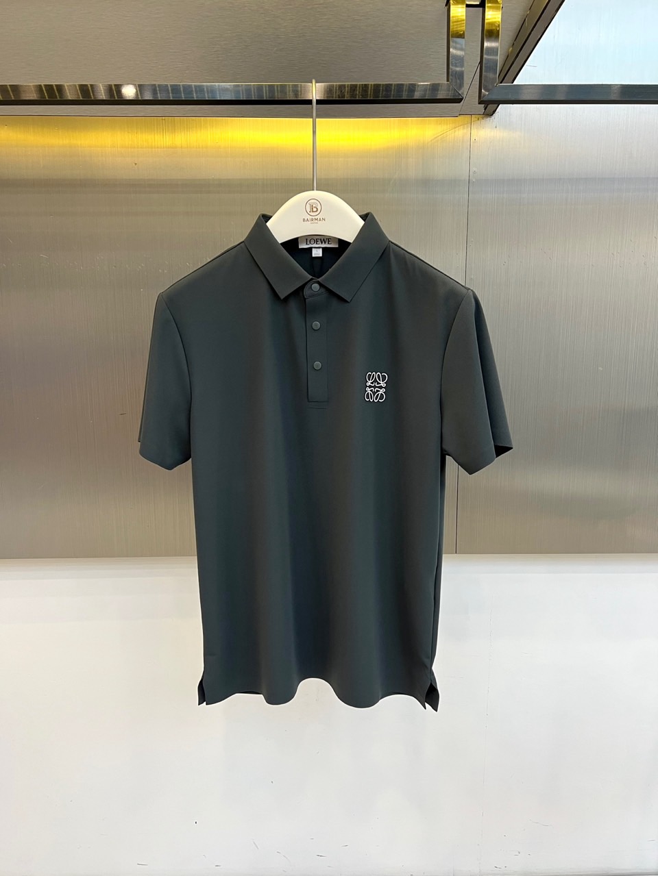 Lowe罗意威、2026春夏新品短袖Polo衫，以柔和色调诠释轻奢休闲美学。经典翻领配三颗精致纽扣，利落