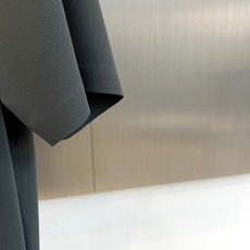Lowe罗意威、2026春夏新品短袖Polo衫,以柔和色调诠释轻奢休闲美学。经典翻领配三颗精致纽扣,利落 Lowe罗意威、2026春夏新品短袖Polo衫,以柔和色调诠释轻奢休闲美学。经典翻领配三颗精致纽扣,利落