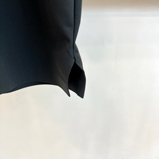 Lowe罗意威、2026春夏新品短袖Polo衫,以柔和色调诠释轻奢休闲美学。经典翻领配三颗精致纽扣,利落 Lowe罗意威、2026春夏新品短袖Polo衫,以柔和色调诠释轻奢休闲美学。经典翻领配三颗精致纽扣,利落