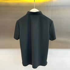 Lowe罗意威、2026春夏新品短袖Polo衫,以柔和色调诠释轻奢休闲美学。经典翻领配三颗精致纽扣,利落 Lowe罗意威、2026春夏新品短袖Polo衫,以柔和色调诠释轻奢休闲美学。经典翻领配三颗精致纽扣,利落