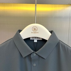 Lowe罗意威、2026春夏新品短袖Polo衫,以柔和色调诠释轻奢休闲美学。经典翻领配三颗精致纽扣,利落 Lowe罗意威、2026春夏新品短袖Polo衫,以柔和色调诠释轻奢休闲美学。经典翻领配三颗精致纽扣,利落