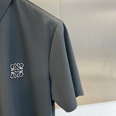 Lowe罗意威、2026春夏新品短袖Polo衫,以柔和色调诠释轻奢休闲美学。经典翻领配三颗精致纽扣,利落 Lowe罗意威、2026春夏新品短袖Polo衫,以柔和色调诠释轻奢休闲美学。经典翻领配三颗精致纽扣,利落