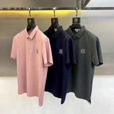 Lowe罗意威、2026春夏新品短袖Polo衫,以柔和色调诠释轻奢休闲美学。经典翻领配三颗精致纽扣,利落 Lowe罗意威、2026春夏新品短袖Polo衫,以柔和色调诠释轻奢休闲美学。经典翻领配三颗精致纽扣,利落