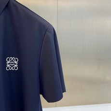 Lowe罗意威、2026春夏新品短袖Polo衫,以柔和色调诠释轻奢休闲美学。经典翻领配三颗精致纽扣,利落 Lowe罗意威、2026春夏新品短袖Polo衫,以柔和色调诠释轻奢休闲美学。经典翻领配三颗精致纽扣,利落