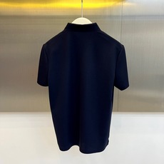 Lowe罗意威、2026春夏新品短袖Polo衫,以柔和色调诠释轻奢休闲美学。经典翻领配三颗精致纽扣,利落 Lowe罗意威、2026春夏新品短袖Polo衫,以柔和色调诠释轻奢休闲美学。经典翻领配三颗精致纽扣,利落