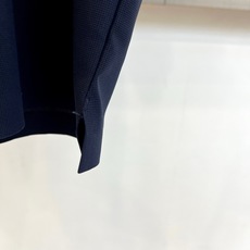 Lowe罗意威、2026春夏新品短袖Polo衫,以柔和色调诠释轻奢休闲美学。经典翻领配三颗精致纽扣,利落 Lowe罗意威、2026春夏新品短袖Polo衫,以柔和色调诠释轻奢休闲美学。经典翻领配三颗精致纽扣,利落