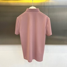 Lowe罗意威、2026春夏新品短袖Polo衫,以柔和色调诠释轻奢休闲美学。经典翻领配三颗精致纽扣,利落 Lowe罗意威、2026春夏新品短袖Polo衫,以柔和色调诠释轻奢休闲美学。经典翻领配三颗精致纽扣,利落
