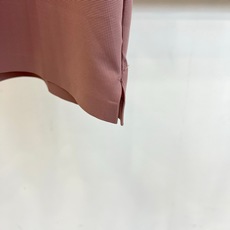 Lowe罗意威、2026春夏新品短袖Polo衫,以柔和色调诠释轻奢休闲美学。经典翻领配三颗精致纽扣,利落 Lowe罗意威、2026春夏新品短袖Polo衫,以柔和色调诠释轻奢休闲美学。经典翻领配三颗精致纽扣,利落