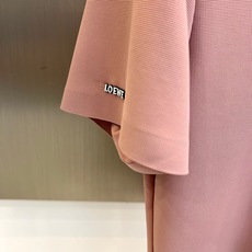 Lowe罗意威、2026春夏新品短袖Polo衫,以柔和色调诠释轻奢休闲美学。经典翻领配三颗精致纽扣,利落 Lowe罗意威、2026春夏新品短袖Polo衫,以柔和色调诠释轻奢休闲美学。经典翻领配三颗精致纽扣,利落