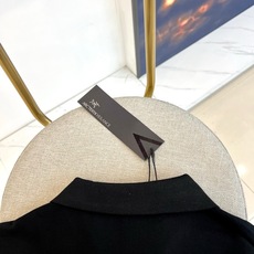 Arcteryx 始祖鸟、2026春夏新品短袖Polo衫,以纯色为基底,经典翻领搭配两颗精致纽扣,简约中 Arcteryx 始祖鸟、2026春夏新品短袖Polo衫,以纯色为基底,经典翻领搭配两颗精致纽扣,简约中
