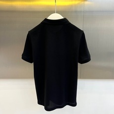 Arcteryx 始祖鸟、2026春夏新品短袖Polo衫,以纯色为基底,经典翻领搭配两颗精致纽扣,简约中 Arcteryx 始祖鸟、2026春夏新品短袖Polo衫,以纯色为基底,经典翻领搭配两颗精致纽扣,简约中