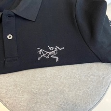 Arcteryx 始祖鸟、2026春夏新品短袖Polo衫,以纯色为基底,经典翻领搭配两颗精致纽扣,简约中 Arcteryx 始祖鸟、2026春夏新品短袖Polo衫,以纯色为基底,经典翻领搭配两颗精致纽扣,简约中
