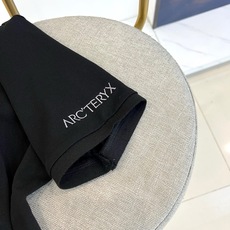 Arcteryx 始祖鸟、2026春夏新品短袖Polo衫,以纯色为基底,经典翻领搭配两颗精致纽扣,简约中 Arcteryx 始祖鸟、2026春夏新品短袖Polo衫,以纯色为基底,经典翻领搭配两颗精致纽扣,简约中