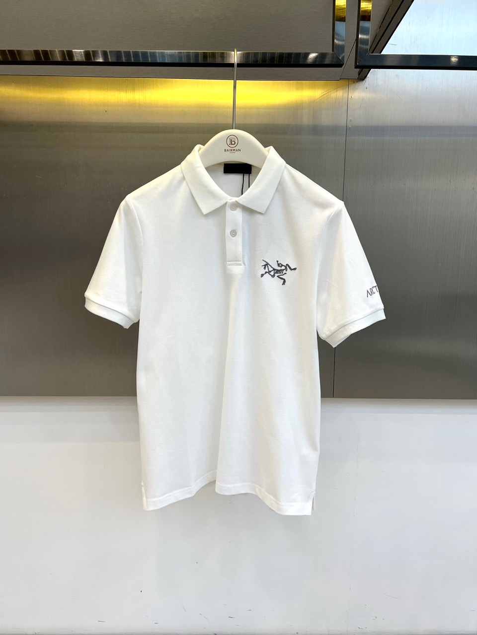 Arcteryx 始祖鸟、2026春夏新品短袖Polo衫，以纯色为基底，经典翻领搭配两颗精致纽扣，简约中