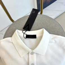 Arcteryx 始祖鸟、2026春夏新品短袖Polo衫,以纯色为基底,经典翻领搭配两颗精致纽扣,简约中 Arcteryx 始祖鸟、2026春夏新品短袖Polo衫,以纯色为基底,经典翻领搭配两颗精致纽扣,简约中