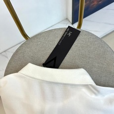 Arcteryx 始祖鸟、2026春夏新品短袖Polo衫,以纯色为基底,经典翻领搭配两颗精致纽扣,简约中 Arcteryx 始祖鸟、2026春夏新品短袖Polo衫,以纯色为基底,经典翻领搭配两颗精致纽扣,简约中