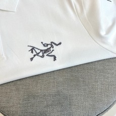 Arcteryx 始祖鸟、2026春夏新品短袖Polo衫,以纯色为基底,经典翻领搭配两颗精致纽扣,简约中 Arcteryx 始祖鸟、2026春夏新品短袖Polo衫,以纯色为基底,经典翻领搭配两颗精致纽扣,简约中
