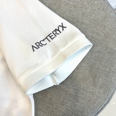 Arcteryx 始祖鸟、2026春夏新品短袖Polo衫,以纯色为基底,经典翻领搭配两颗精致纽扣,简约中 Arcteryx 始祖鸟、2026春夏新品短袖Polo衫,以纯色为基底,经典翻领搭配两颗精致纽扣,简约中