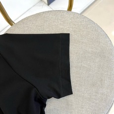 Loro Piana诺悠翩雅、2026春夏新品男士圆领短袖T恤,以利落简约的廓形呈现现代都市美学。纯色纯 Loro Piana诺悠翩雅、2026春夏新品男士圆领短袖T恤,以利落简约的廓形呈现现代都市美学。纯色纯