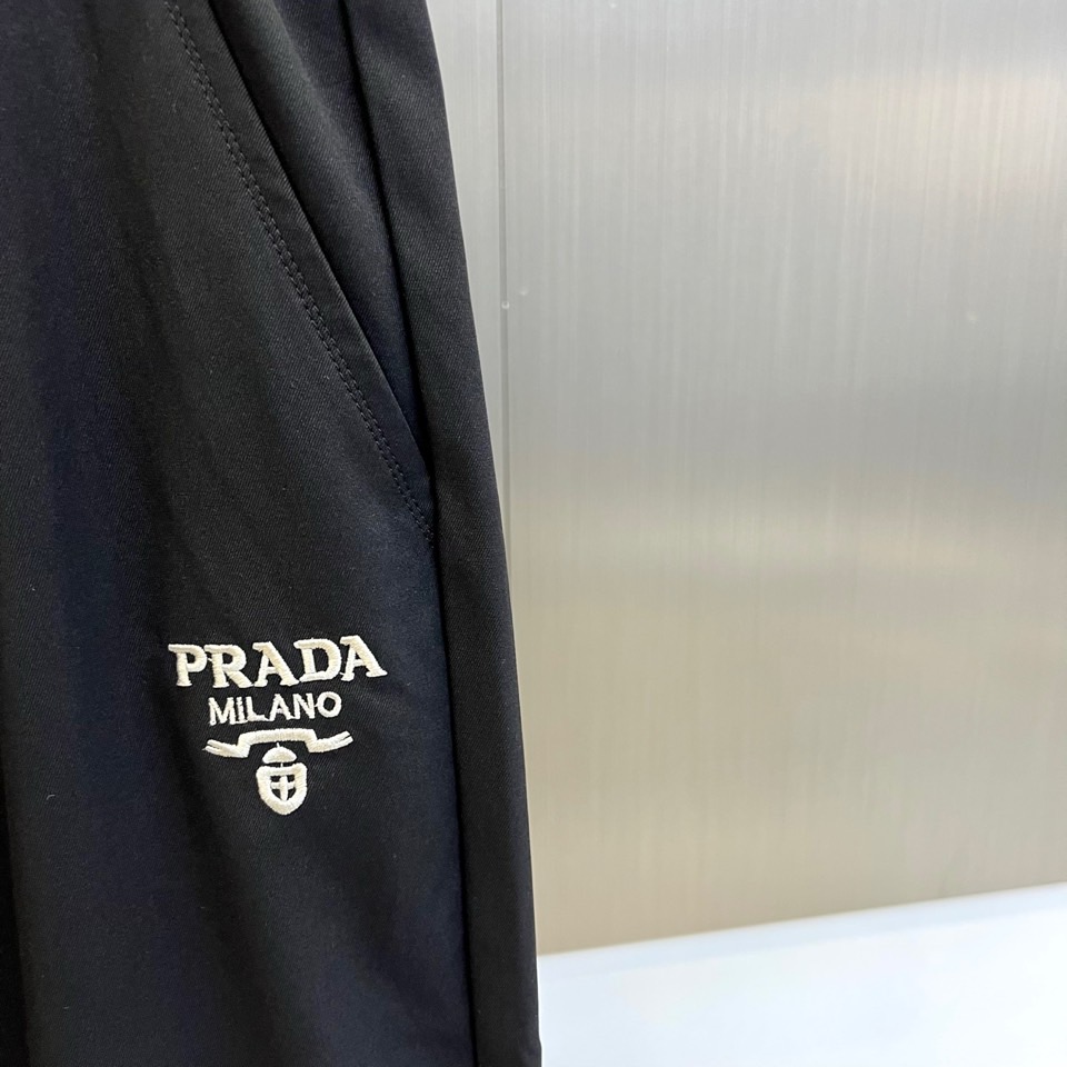 Prad普拉达、2026春夏新品休闲卫裤，以纯净色调诠释都市运动美学，宽松直筒剪裁兼顾舒适与型格，弹性腰