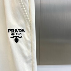 Prad普拉达、2026春夏新品休闲卫裤,以纯净色调诠释都市运动美学,宽松直筒剪裁兼顾舒适与型格,弹性腰 Prad普拉达、2026春夏新品休闲卫裤,以纯净色调诠释都市运动美学,宽松直筒剪裁兼顾舒适与型格,弹性腰