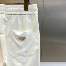 Prad普拉达、2026春夏新品休闲卫裤,以纯净色调诠释都市运动美学,宽松直筒剪裁兼顾舒适与型格,弹性腰 Prad普拉达、2026春夏新品休闲卫裤,以纯净色调诠释都市运动美学,宽松直筒剪裁兼顾舒适与型格,弹性腰
