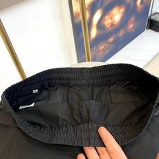 Dio迪奥、2026春夏新品休闲裤,以极简美学重塑日常穿搭,整体采用低调高级的色调,视觉上柔和却极具辨识 Dio迪奥、2026春夏新品休闲裤,以极简美学重塑日常穿搭,整体采用低调高级的色调,视觉上柔和却极具辨识