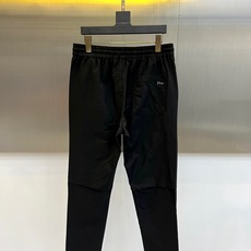 Dio迪奥、2026春夏新品休闲裤,以极简美学重塑日常穿搭,整体采用低调高级的色调,视觉上柔和却极具辨识 Dio迪奥、2026春夏新品休闲裤,以极简美学重塑日常穿搭,整体采用低调高级的色调,视觉上柔和却极具辨识