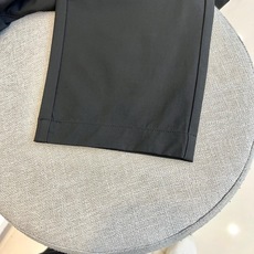 Dio迪奥、2026春夏新品休闲裤,以极简美学重塑日常穿搭,整体采用低调高级的色调,视觉上柔和却极具辨识 Dio迪奥、2026春夏新品休闲裤,以极简美学重塑日常穿搭,整体采用低调高级的色调,视觉上柔和却极具辨识
