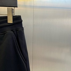 Lowe罗意威、2026春夏新品短裤,演绎当代休闲美学,采用优质棉质面料打造舒适穿着体验,挺括版型兼具垂 Lowe罗意威、2026春夏新品短裤,演绎当代休闲美学,采用优质棉质面料打造舒适穿着体验,挺括版型兼具垂
