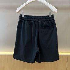 Ba巴黎世家、2026春夏新品运动短裤,以经典直筒版型呈现。采用弹性针织面料,结合腰部可调节抽绳与利落直 Ba巴黎世家、2026春夏新品运动短裤,以经典直筒版型呈现。采用弹性针织面料,结合腰部可调节抽绳与利落直