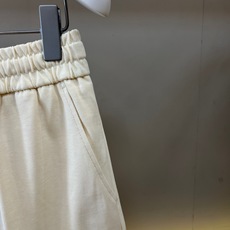 Ba巴黎世家、2026春夏新品运动短裤,以经典直筒版型呈现。采用弹性针织面料,结合腰部可调节抽绳与利落直 Ba巴黎世家、2026春夏新品运动短裤,以经典直筒版型呈现。采用弹性针织面料,结合腰部可调节抽绳与利落直