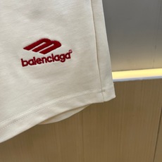 Ba巴黎世家、2026春夏新品运动短裤,以经典直筒版型呈现。采用弹性针织面料,结合腰部可调节抽绳与利落直 Ba巴黎世家、2026春夏新品运动短裤,以经典直筒版型呈现。采用弹性针织面料,结合腰部可调节抽绳与利落直