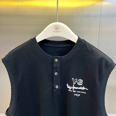 Y-3 山本耀司、2026春夏新品无袖T恤,以极简主义美学重塑运动休闲穿搭。纯色搭配左胸处标志性的Y-3 Y-3 山本耀司、2026春夏新品无袖T恤,以极简主义美学重塑运动休闲穿搭。纯色搭配左胸处标志性的Y-3