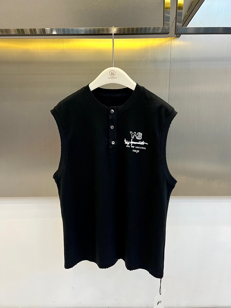 Y-3 山本耀司、2026春夏新品无袖T恤，以极简主义美学重塑运动休闲穿搭。纯色搭配左胸处标志性的Y-3