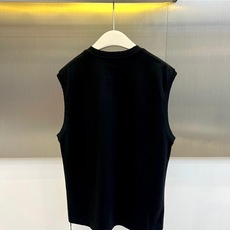 Y-3 山本耀司、2026春夏新品无袖T恤,以极简主义美学重塑运动休闲穿搭。纯色搭配左胸处标志性的Y-3 Y-3 山本耀司、2026春夏新品无袖T恤,以极简主义美学重塑运动休闲穿搭。纯色搭配左胸处标志性的Y-3