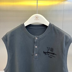 Y-3 山本耀司、2026春夏新品无袖T恤,以极简主义美学重塑运动休闲穿搭。纯色搭配左胸处标志性的Y-3 Y-3 山本耀司、2026春夏新品无袖T恤,以极简主义美学重塑运动休闲穿搭。纯色搭配左胸处标志性的Y-3