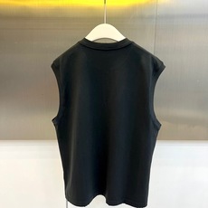 Y-3 山本耀司、2026春夏新品无袖T恤,以极简主义美学重塑运动休闲穿搭。纯色搭配左胸处标志性的Y-3 Y-3 山本耀司、2026春夏新品无袖T恤,以极简主义美学重塑运动休闲穿搭。纯色搭配左胸处标志性的Y-3