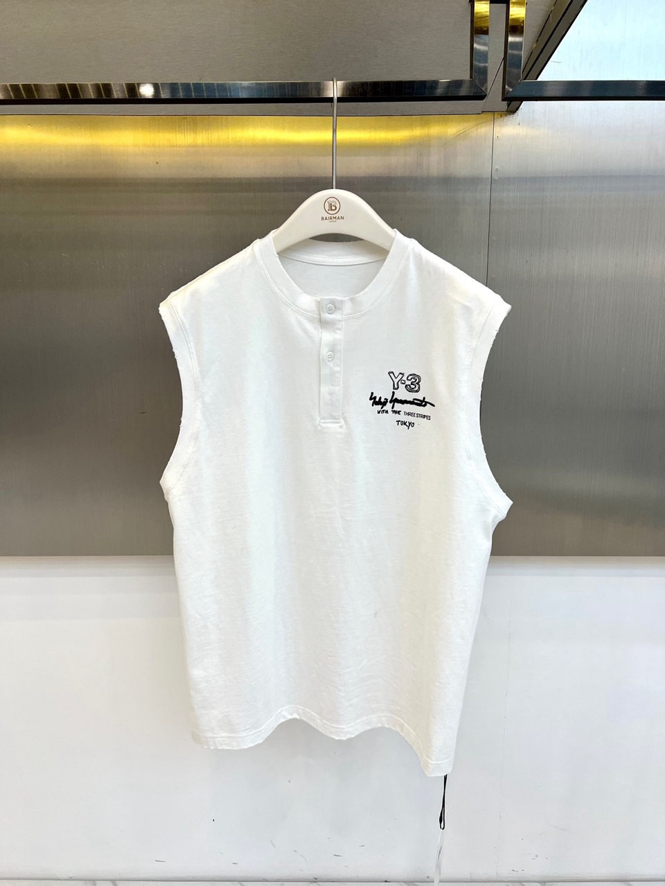 Y-3 山本耀司、2026春夏新品无袖T恤，以极简主义美学重塑运动休闲穿搭。纯色搭配左胸处标志性的Y-3
