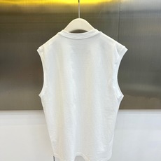 Y-3 山本耀司、2026春夏新品无袖T恤,以极简主义美学重塑运动休闲穿搭。纯色搭配左胸处标志性的Y-3 Y-3 山本耀司、2026春夏新品无袖T恤,以极简主义美学重塑运动休闲穿搭。纯色搭配左胸处标志性的Y-3