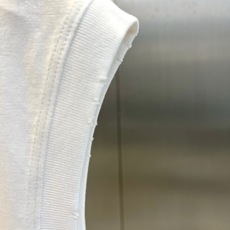 Y-3 山本耀司、2026春夏新品无袖T恤,以极简主义美学重塑运动休闲穿搭。纯色搭配左胸处标志性的Y-3 Y-3 山本耀司、2026春夏新品无袖T恤,以极简主义美学重塑运动休闲穿搭。纯色搭配左胸处标志性的Y-3