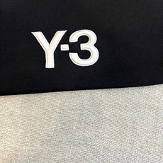 Y-3 山本耀司、2026春夏经典短袖T恤,以纯色为底色,胸前醒目呈现品牌标志性Y-3字母标识,左袖点缀 Y-3 山本耀司、2026春夏经典短袖T恤,以纯色为底色,胸前醒目呈现品牌标志性Y-3字母标识,左袖点缀